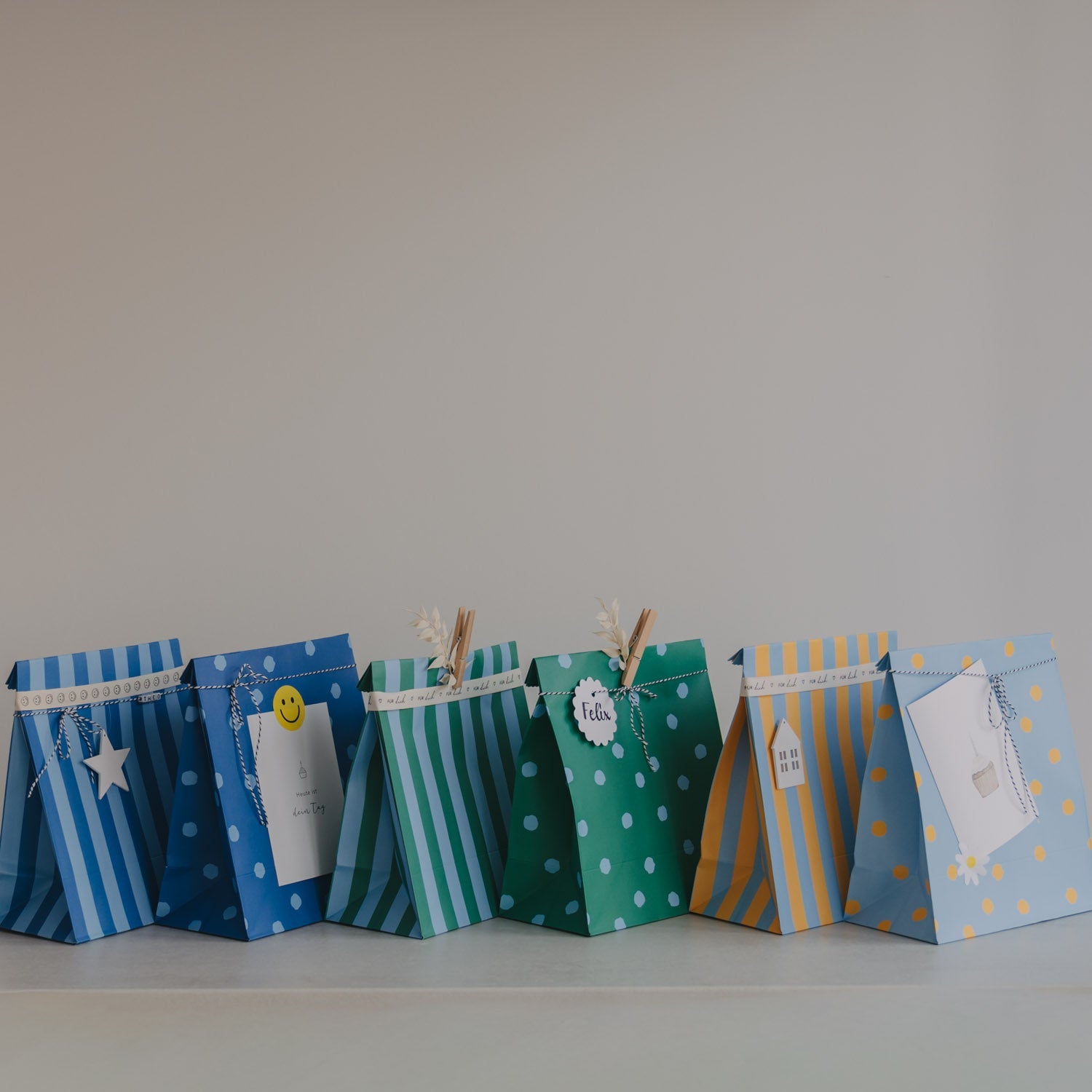 Papiertüten Streifen & Punkte Blau M im 6er Set